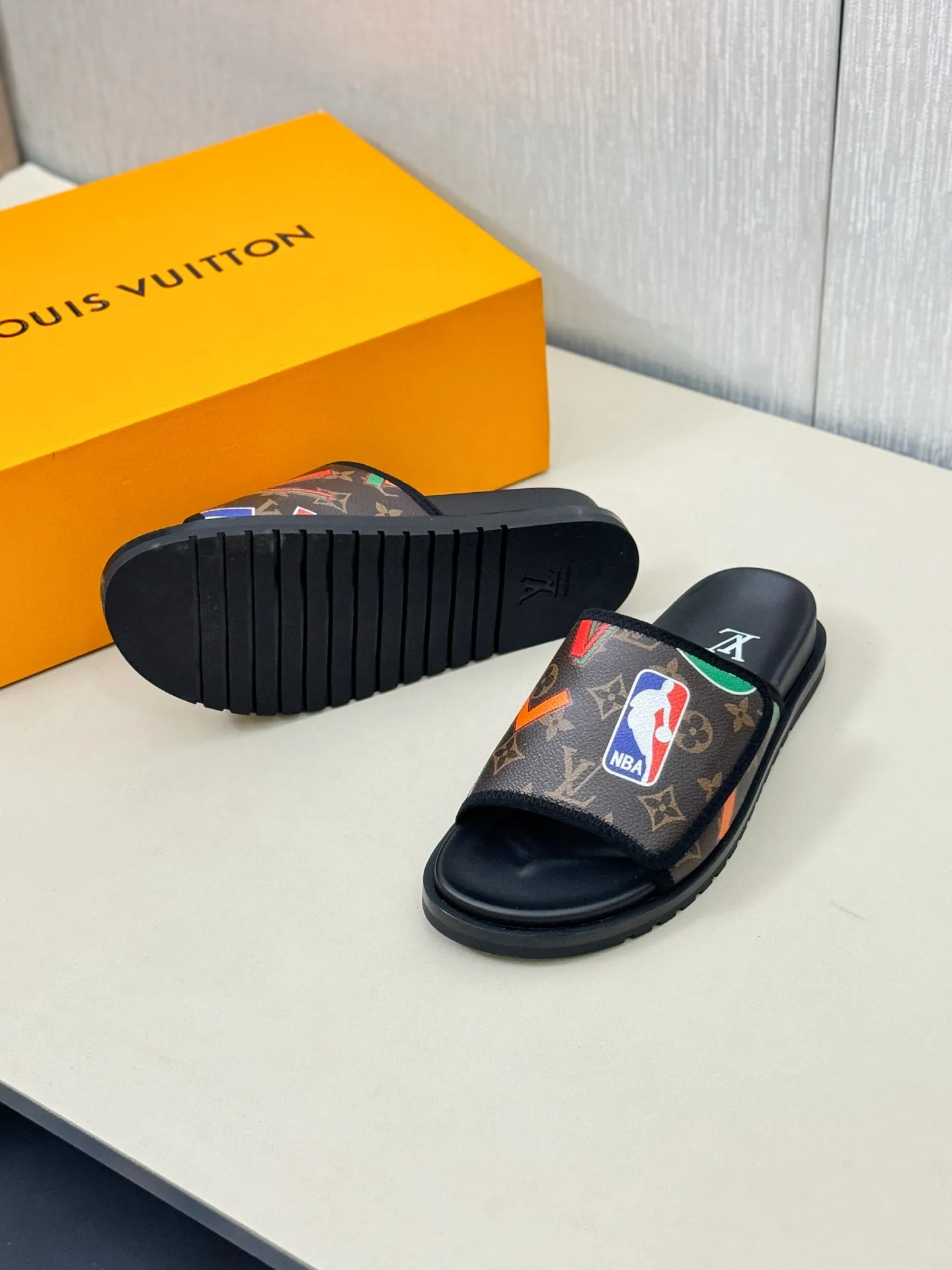 [L Home] P: 340💰Size: 38-45 Top purchasing agent lv men's summer slippers, classic presbyopia with Velcro, soft real leather lining, unique color splicing effect, distinctive personality, fashionable and trendy essential style, light and comfortable. Lightweight and tough rubber insole, micro ridged foam outsole, super comfortable!